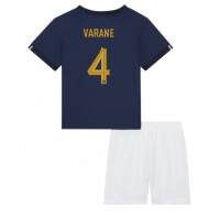 Koszulka piłkarska Francja Raphael Varane #4 Strój Domowy dla dzieci MŚ 2022 tanio Krótki Rękaw (+ Krótkie spodenki)